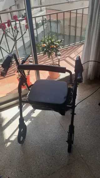 Andador silla ruedas con asiento plegable