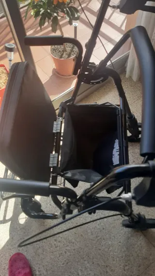 Andador silla ruedas con asiento plegable