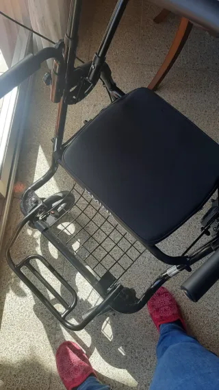 Andador silla ruedas con asiento plegable