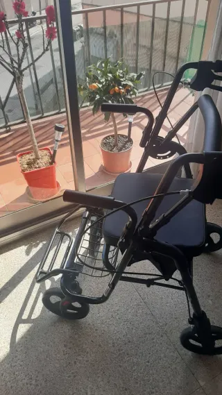 Andador silla ruedas con asiento plegable