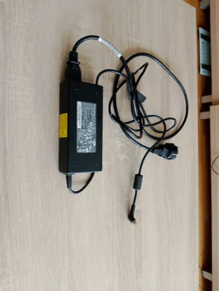 Cargador portátil 120W, 19V y 6,32A