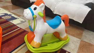 Caballo balancín y correpasillos