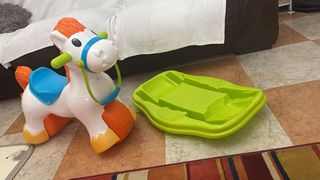 Caballo balancín y correpasillos