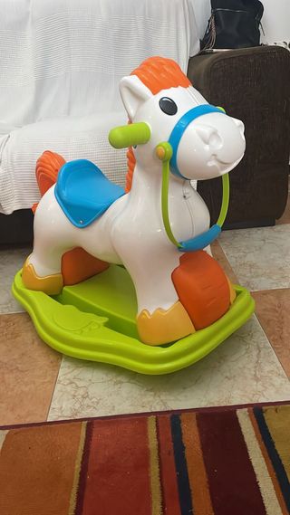 Caballo balancín y correpasillos