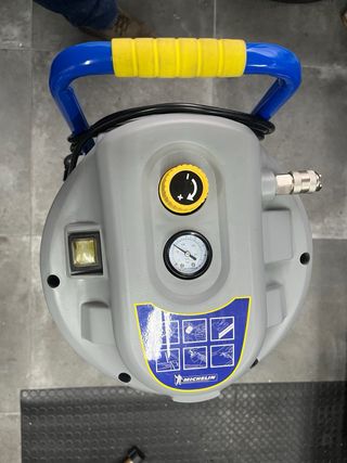 Compresor vertical Michelin MVX 50/2 50 litros 2hp