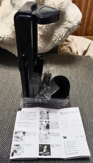 Cortador de verdura negro y transparente