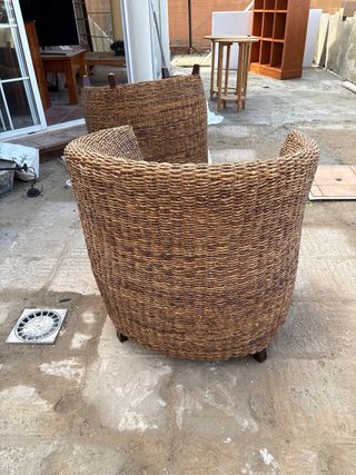 Sillón de mimbre con cojín blanco