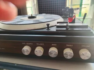 Tocadiscos Bettor EF 143 con altavoces