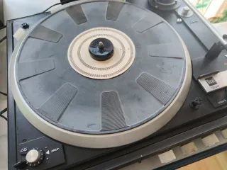 Tocadiscos Bettor EF 143 con altavoces