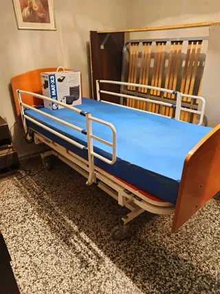 Cama articulada y colchón antiescaras