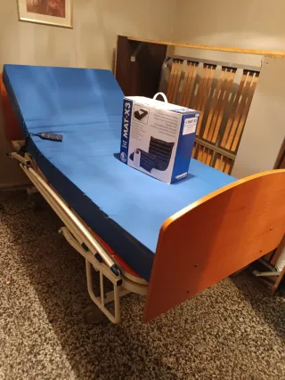 Cama articulada y colchón antiescaras