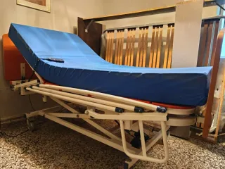 Cama articulada y colchón antiescaras