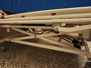 Cama articulada y colchón antiescaras