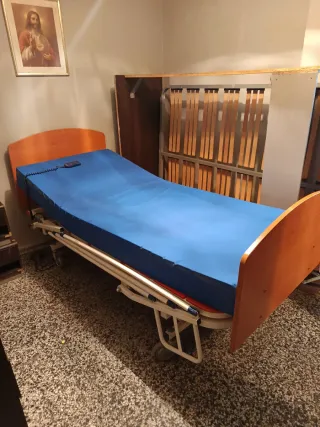 Cama articulada y colchón antiescaras