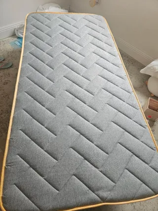 Cama y colchón 90x180