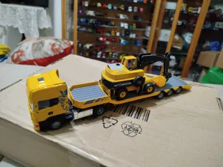 Camion  con e gondola ed escavatore