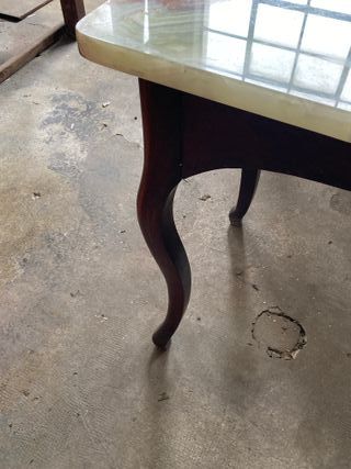 Mesa antigua con sobre de mármol