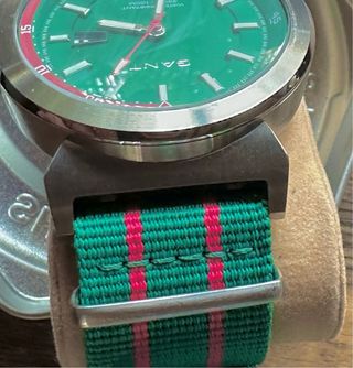 Reloj GANT Cuarzo Correa Trenzada Verde/Rojo