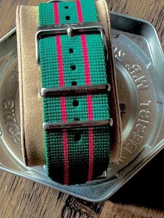 Reloj GANT Cuarzo Correa Trenzada Verde/Rojo