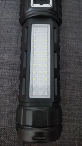 Linterna LED potente con USB