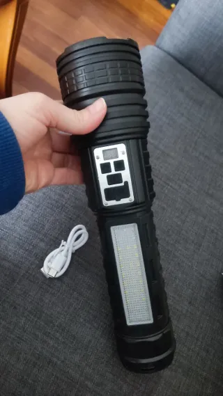 Linterna LED potente con USB