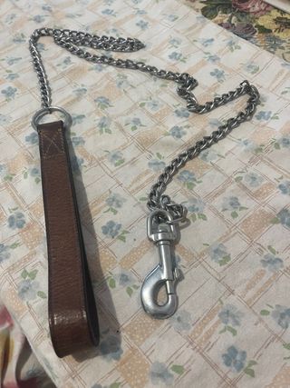 Guinzaglio catena con manico in pelle.