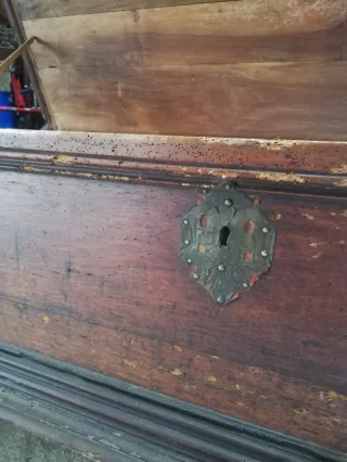 Baúl antiguo de madera para restaurar