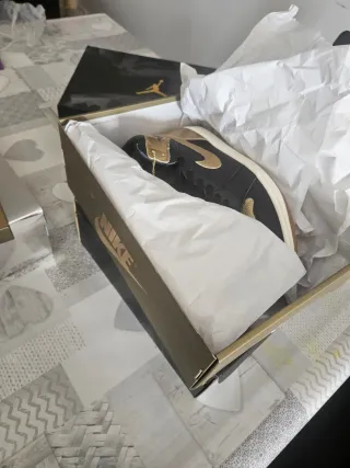 Jordan 1 Retro High OG Negro/Oro Talla 45