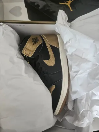 Jordan 1 Retro High OG Negro/Oro Talla 45