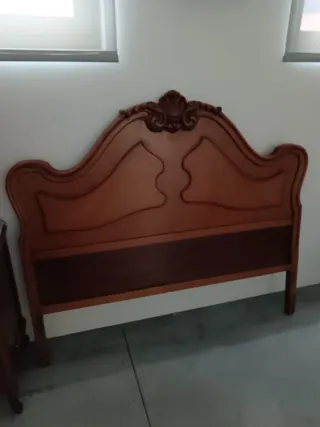 Muebles antiguos: Mesitas, cómoda y cabecero