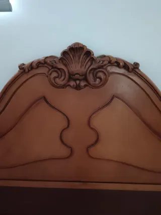 Muebles antiguos: Mesitas, cómoda y cabecero