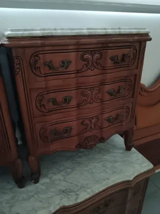 Muebles antiguos: Mesitas, cómoda y cabecero