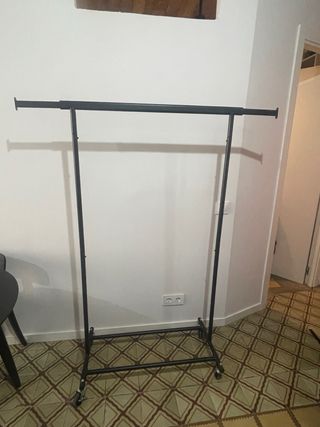 Burra para ropa con ruedas