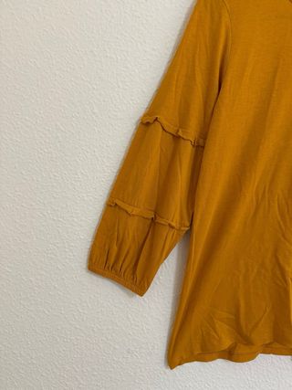 Blusa amarilla manga abullonada Sfera.