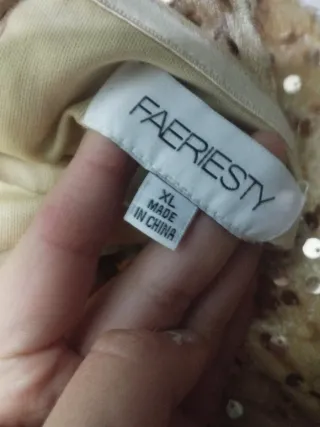 Vestido dorado con lentejuelas y flecos