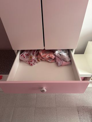 Armario infantil blanco y rosa
