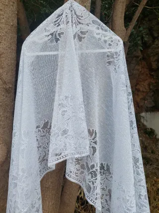 Elegante bufanda de encaje blanco.