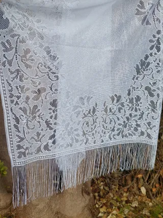 Elegante bufanda de encaje blanco.