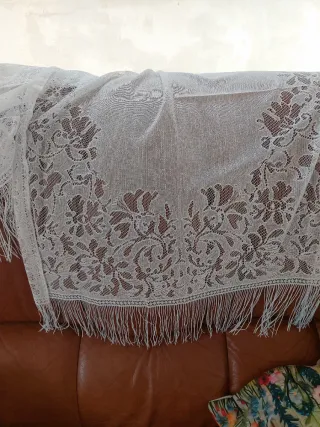 Elegante bufanda de encaje blanco.