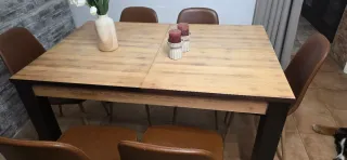 Mesa de comedor de madera y patas negras