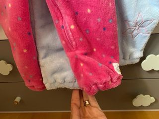 Dos pijamas manta niña, modelo unicornio y Frozen.