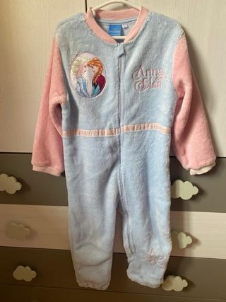 Dos pijamas manta niña, modelo unicornio y Frozen.