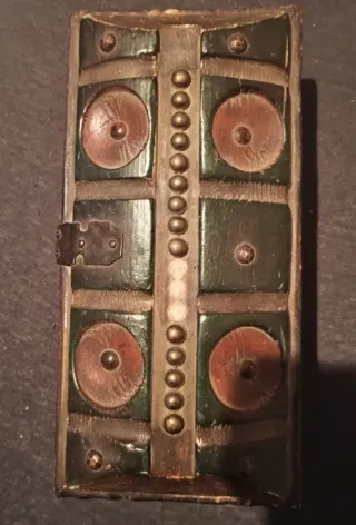 Caja antigua con llave y cajitas