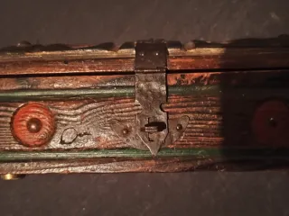 Caja antigua con llave y cajitas