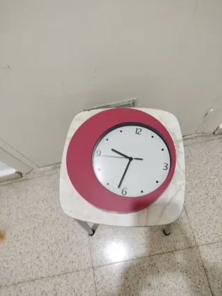 Reloj de pared rojo y blanco