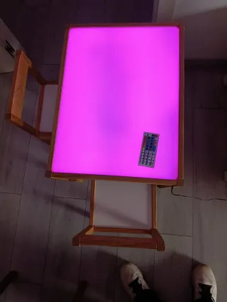 Mesa de luz infantil LED y dos sillas