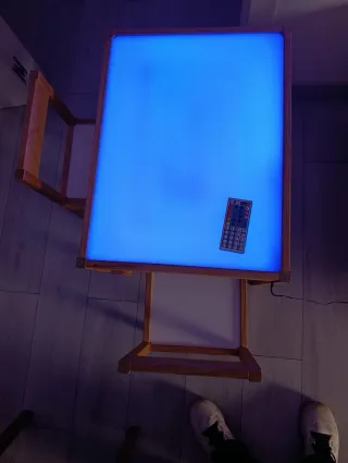 Mesa de luz infantil LED y dos sillas