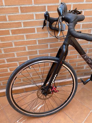 Bicicleta Gravel Conor Negra y Roja