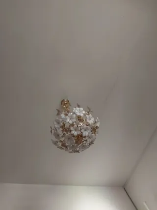 Lampadario floreale bianco e oro