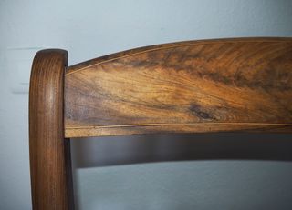 Sillón de madera antiguo restaurado